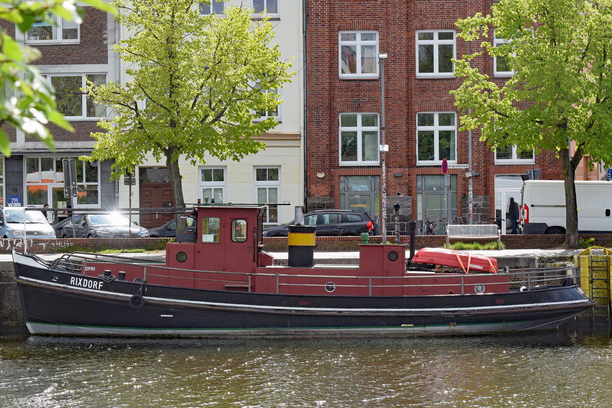 Schlepper RIXDORF am 04.05.2020 in Lübeck, Untertrave. Das Schiff wurde 1935 als Motorschlepper und Werkstattschiff für die Kanalverwaltung des Dortmund-Ems-Kanals auf der Werft Berninghaus, Kölner Werft, erbaut. Für den Einsatz als Werkstattschiff zum Einsatz auf dem Dortmund-Ems-Kanal erhielt das Schiff eine umfangreiche werkstatt- und maschinentechnische Ausrüstung.1944 wurde das Fahrzeug durch Bombensplitter im Bereich der Vorderkajüte beschädigt.1949 wurde die Originalmaschine Deutz SAM 220 durch einen MWM RHS 422 S ersetzt.1972 erfolgte eine Grundinstandsetzung, wobei das Fahrzeug zum Motorschlepperumgebaut wurde; die zusätzlichen Maschinen- und Werkstatteinrichtung wurde demontiert und verschrottet. Die Hauptmaschine wurde durch einen Deutz SF6 FM 716 ersetzt. Ferner wurde der ehemalige Werkstattraum zur Kombüse umgebaut, ein WC eingebaut und die Vorderkajüte überarbeitet. Das Einsatzgebiet des Schiffes war als Schlepper in der Baggerei.1983 wurde das Schiff an das Wasser- und Schiffahrtsamt Lauenburg, Abz. Mölln übergeben, wo es 1986 außer Dienst gestellt wurde. Seit 1987 ist das Schiff in Privatbesitz. 