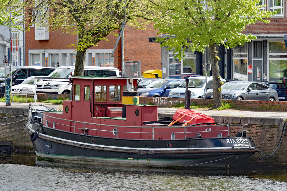 Schlepper RIXDORF am 04.05.2020 in Lübeck, Untertrave. Das Schiff wurde 1935 als Motorschlepper und Werkstattschiff für die Kanalverwaltung des Dortmund-Ems-Kanals auf der Werft Berninghaus, Kölner Werft, erbaut. Für den Einsatz als Werkstattschiff zum Einsatz auf dem Dortmund-Ems-Kanal erhielt das Schiff eine umfangreiche werkstatt- und maschinentechnische Ausrüstung.1944 wurde das Fahrzeug durch Bombensplitter im Bereich der Vorderkajüte beschädigt.1949 wurde die Originalmaschine Deutz SAM 220 durch einen MWM RHS 422 S ersetzt.1972 erfolgte eine Grundinstandsetzung, wobei das Fahrzeug zum Motorschlepperumgebaut wurde; die zusätzlichen Maschinen- und Werkstatteinrichtung wurde demontiert und verschrottet. Die Hauptmaschine wurde durch einen Deutz SF6 FM 716 ersetzt. Ferner wurde der ehemalige Werkstattraum zur Kombüse umgebaut, ein WC eingebaut und die Vorderkajüte überarbeitet. Das Einsatzgebiet des Schiffes war als Schlepper in der Baggerei.1983 wurde das Schiff an das Wasser- und Schiffahrtsamt Lauenburg, Abz. Mölln übergeben, wo es 1986 außer Dienst gestellt wurde. Seit 1987 ist das Schiff in Privatbesitz.
0