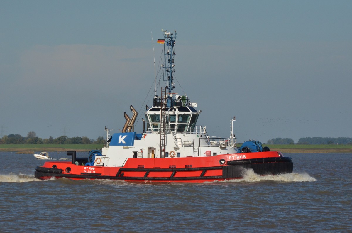 Schlepper  RT ROB auf dem Weg nach Hamburg. IMO: 9474905,  Baujahr: 2009,  Maschinenleistung: 5295 KW. An der Elbe bei Grnendeich Richtung HH am 10.10.15