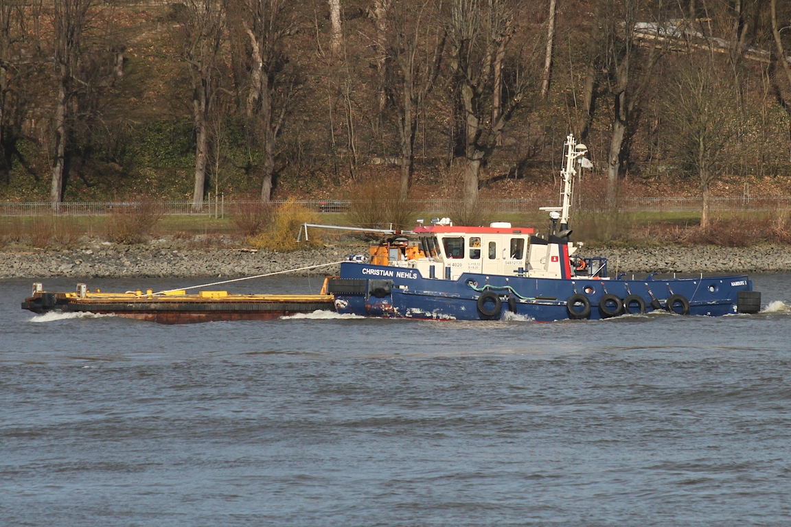 Schlepper und Schuber CHRISTIAN NEHLS (ENI 04812130); Eigner/Betreiber: HPA; Datum: 02.03.2026; Aufnahmeort: Elbe/Hafen Hamburg, Deutschland.