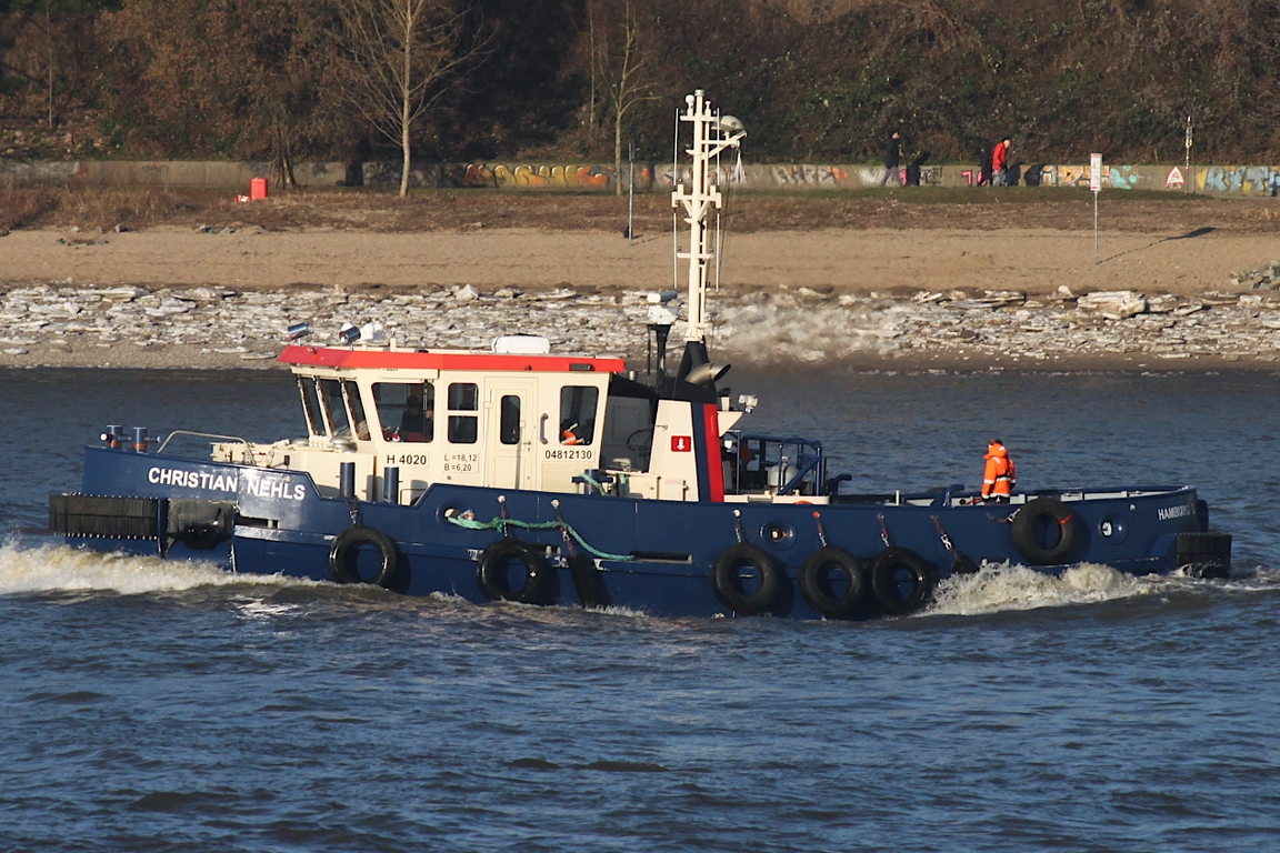 Schlepper und Schuber CHRISTIAN NEHLS (ENI 04812130); Eigner/Betreiber: HPA; Datum: 20.01.2026; Aufnahmeort: Elbe/Hafen Hamburg, Deutschland.