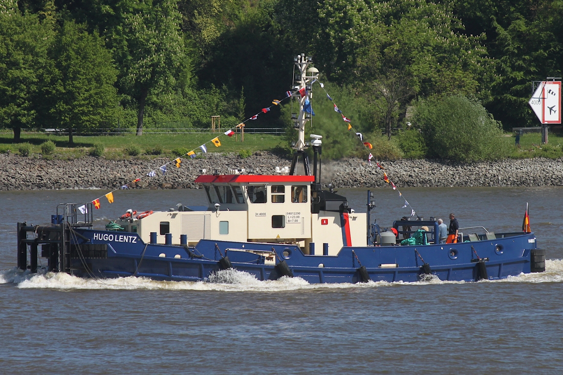 Schlepper und Schuber HUGO LENTZ (ENI 04812290); Eigner/Betreiber: HPA; Datum: 08.05.2026; Aufnahmeort: Elbe/Hafen Hamburg, Deutschland. Das Bild entstand anl�sslich der Einlaufparade zum 837. Hafengeburtstag.