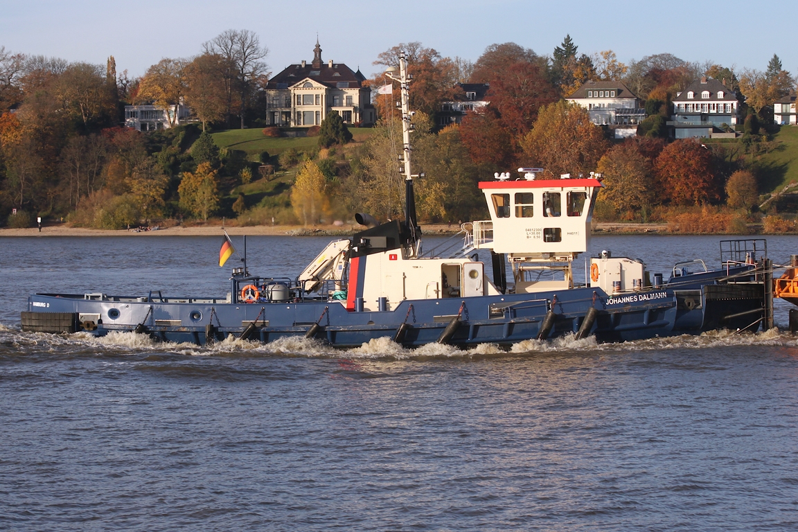 Schlepper und Schuber JOHANNES DALMANN (neu) (ENI 04812300) ; Eigner/Betreiber: HPA; Datum: 06.11.2025; Aufnahmeort: Elbe/Hafen Hamburg, Deutschland.