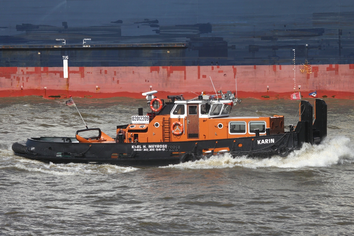 Schlepper und Schuber KARIN (ENI 02012209); Eigner/Betreiber: Meyrose; Datum: 26.08.2026; Aufnahmeort: Elbe/Hafen Hamburg, Deutschland.