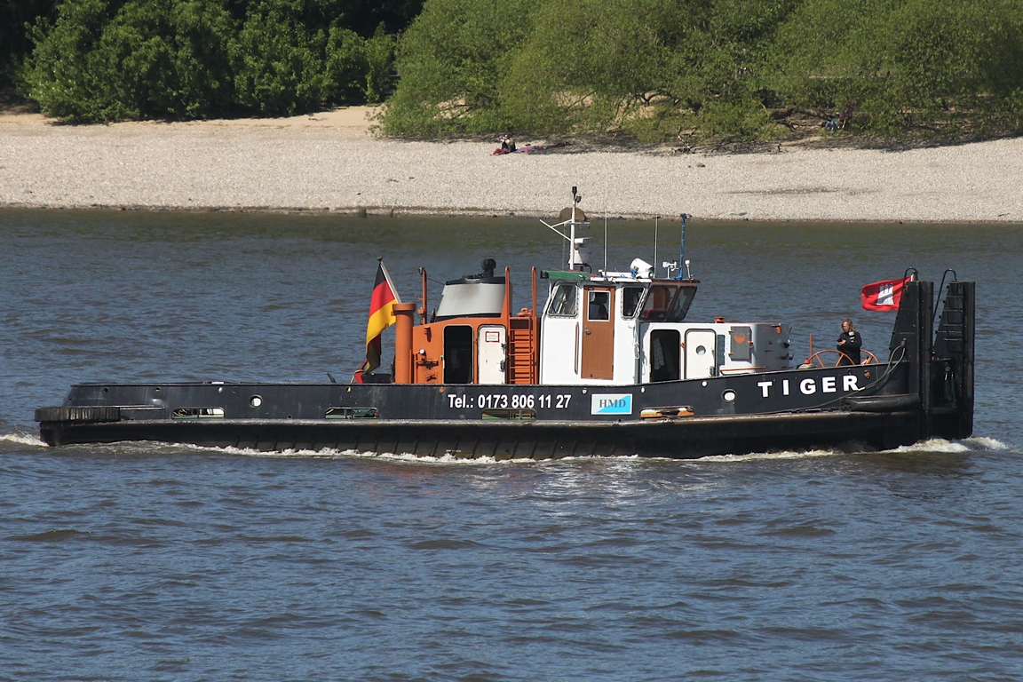 Schlepper und Schuber TIGER (ENI 05105240); Datum: 08.05.2026; Aufnahmeort: Elbe/Hafen Hamburg, Deutschland.