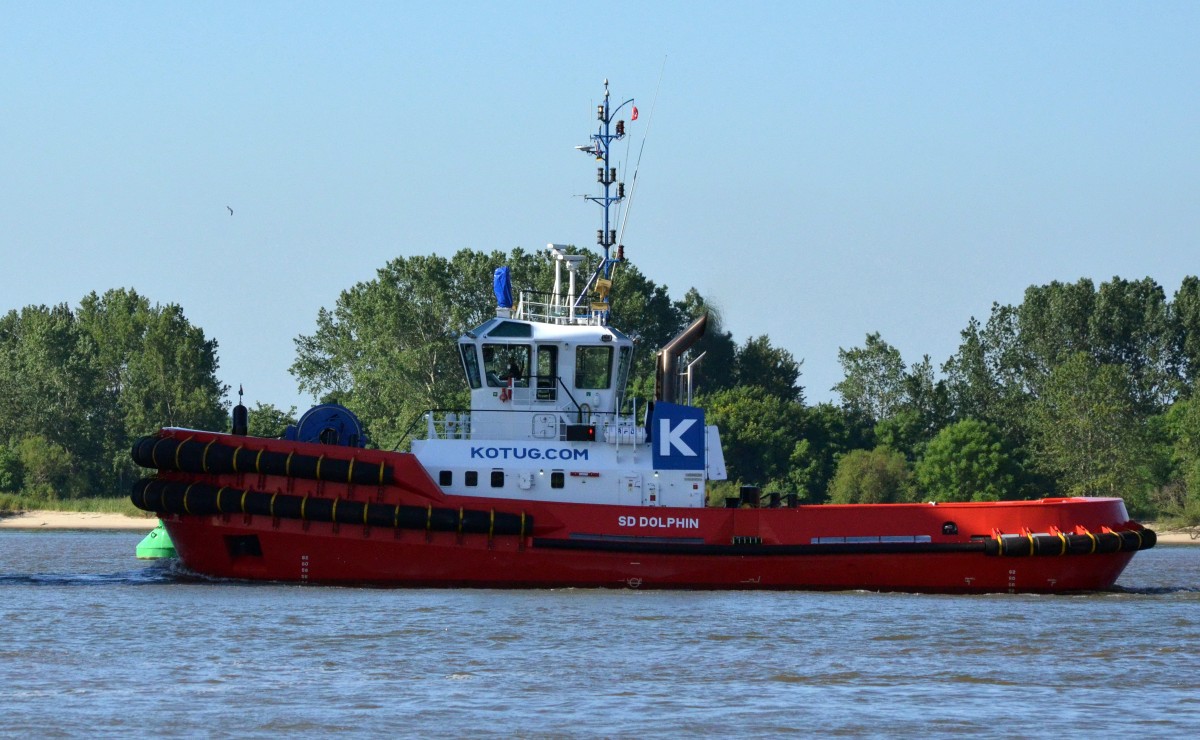 Schlepper SD Dolphin  IMO: 9631034, hinten am Containerschiff  von  Hannover Bridge am Seil. Beobachtet in Wedel am 06.06.2014. Baujahr: 2013,  