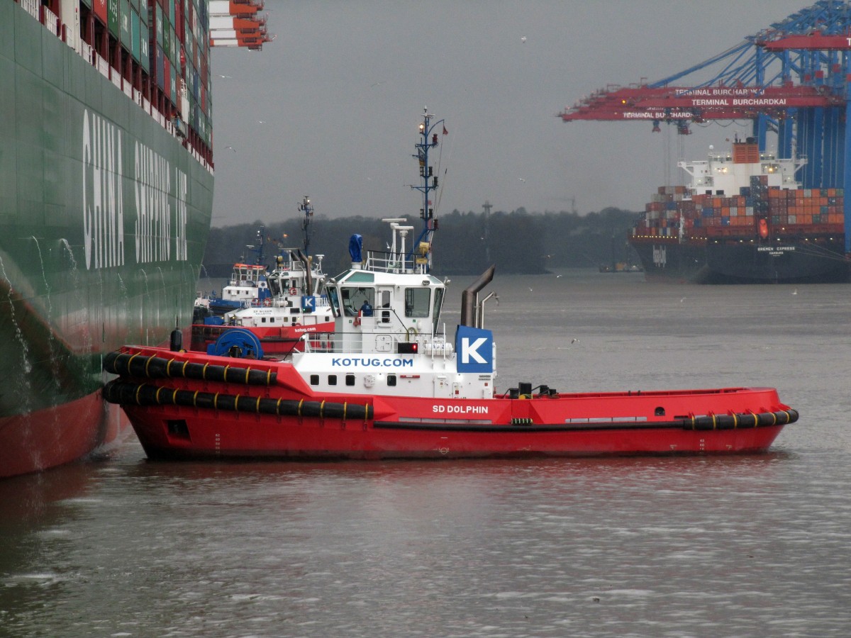 Schlepper SD Dolphin (IMO 9631034 , 32 x 12m) u.a. am 13.01.2014 im Waltershofer Hafen. Die Schlepper mußten die Container-Riesen gegen den Wind an der Kaimauer halten. Dies war zur Unterstützung obwohl die Schiffe festgemacht waren (riesige  Segelfläche ). 