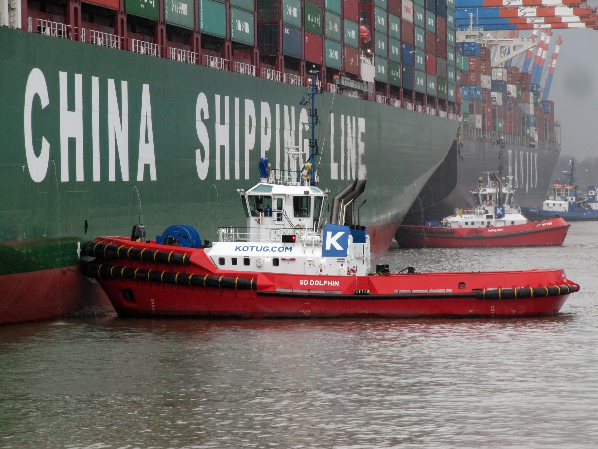 Schlepper SD Dolphin (IMO 9631034 , 32 x 12m) am 13.01.2015 im Walterhofer / Hamburger Hafen bei der Arbeit an der CSCL Globe der China Shipping Line. Der 2013 in Dienst gestellte Schlepper hat einen Tiefgang von 12m !