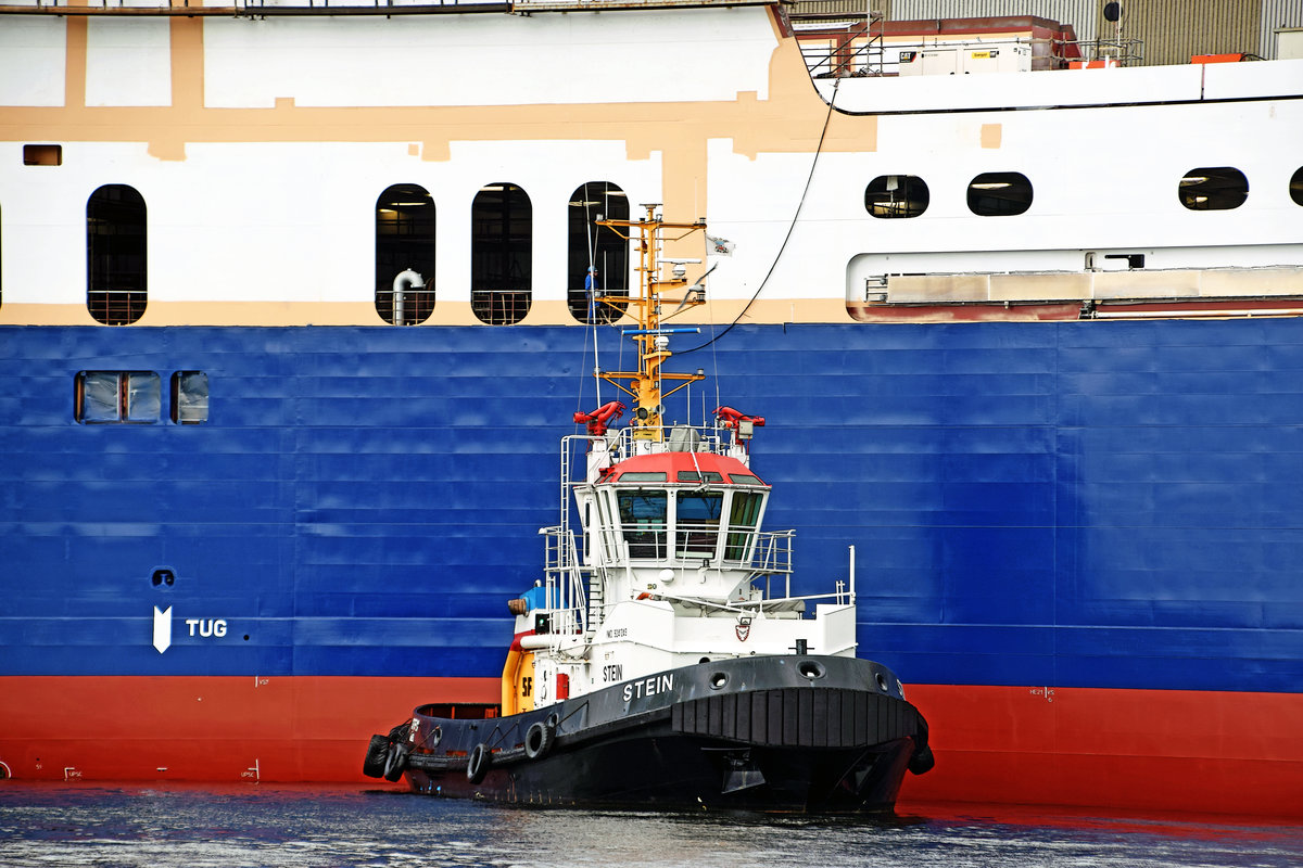 Schlepper STEIN hat dazu beigetragen, den Stapellauf der FADIQ (im Hintergrund) erfolgreich zu meistern. Flensburg, 07.09.2017 