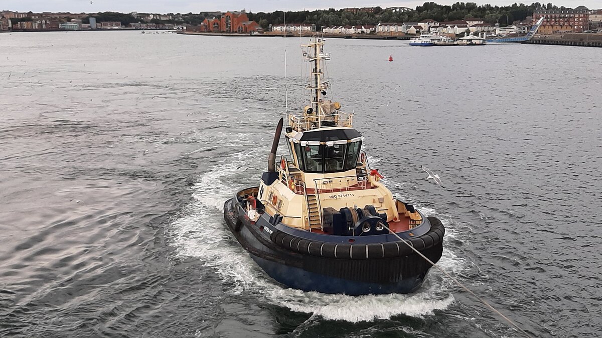 Schlepper SVITZER TYNE IMO 9714111 am 29.07.26 im Port of Tyne im englischen Newcastle. Er wurde 2014 erbaut und f�hrt unter der Flagge des Vereinigten K�nigreichs