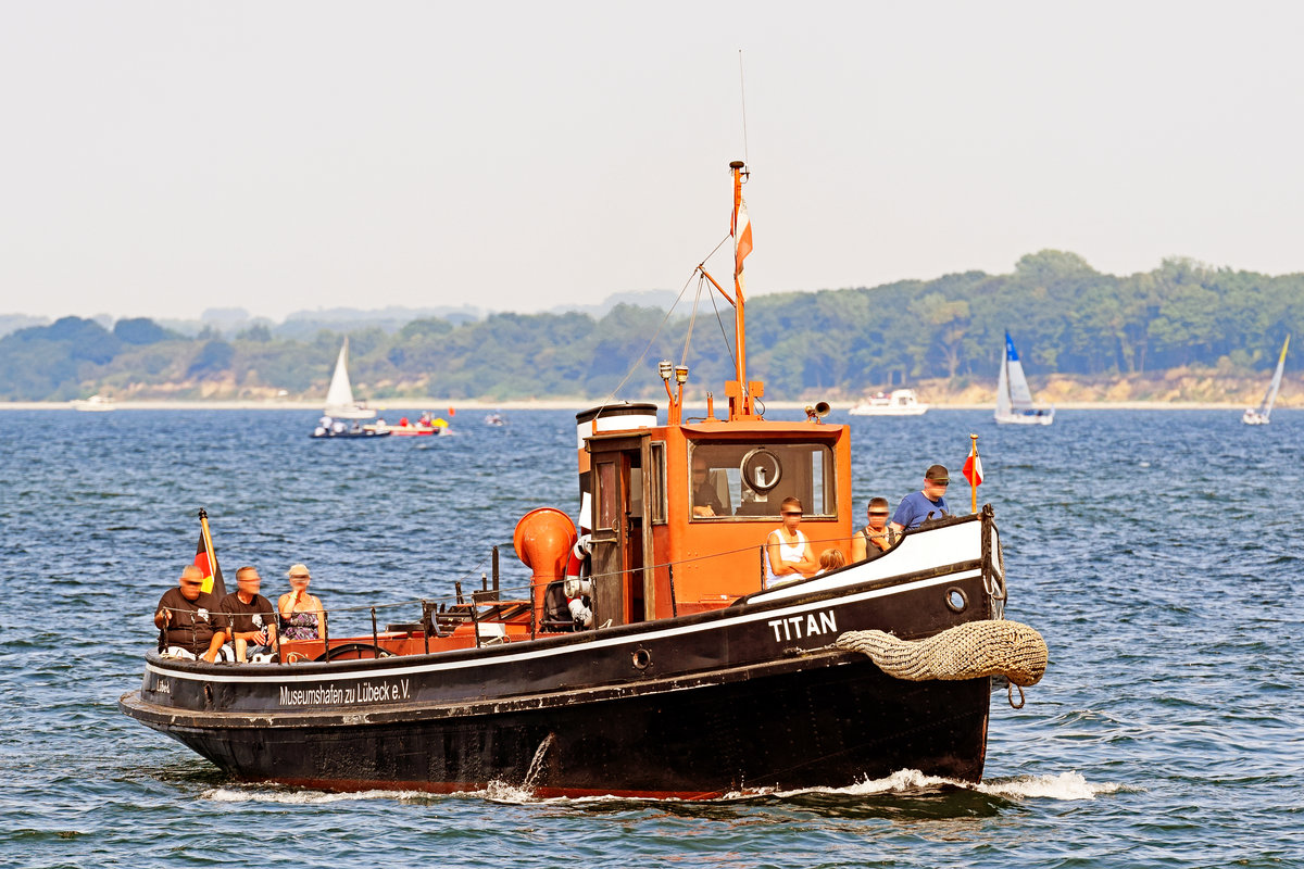 Schlepper TITAN, Baujahr 1910, am 22.7.2018 in der Ostsee vor Lübeck-Travemünde