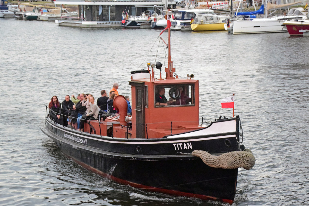 Schlepper TITAN, Baujahr 1910, im Hafen von Lübeck. Aufnahme vom 26.08.2017