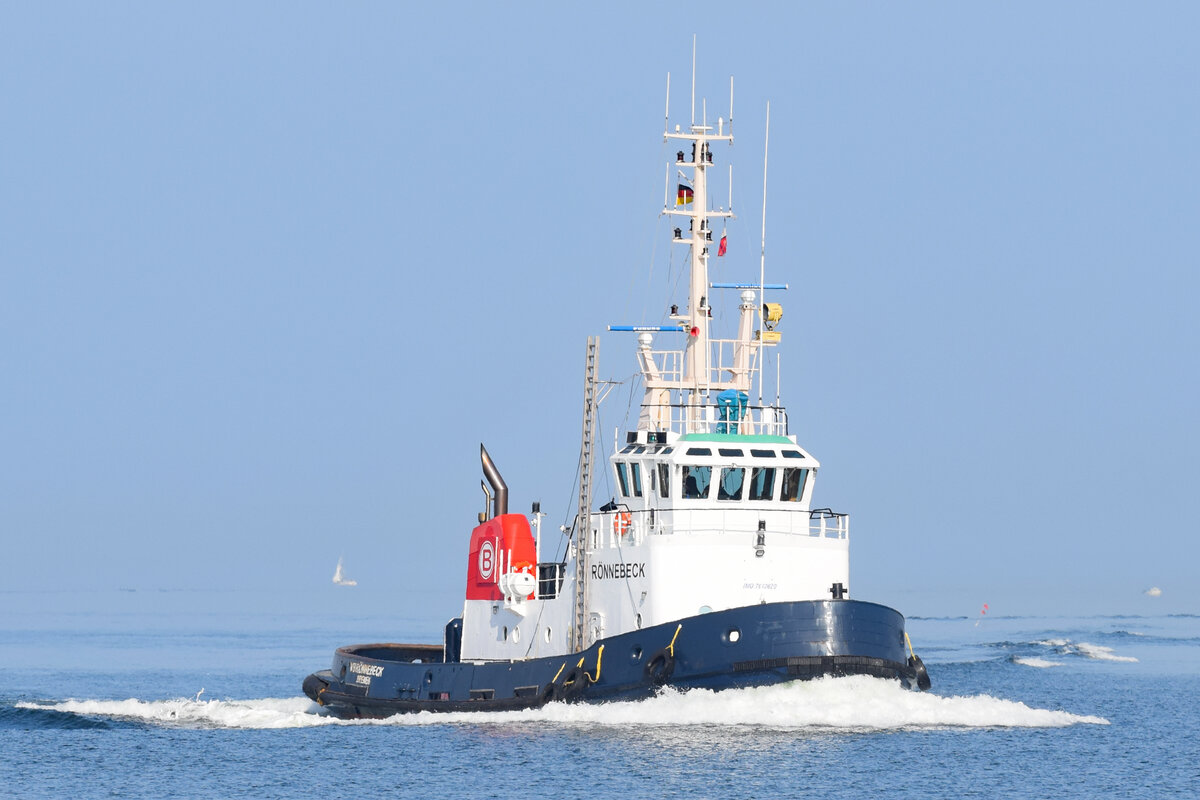 Schlepper /Tug VB RÖNNEBECK (IMO 7612620) am 25.03.2022 in der Ostsee vor Lübeck-Travemünde