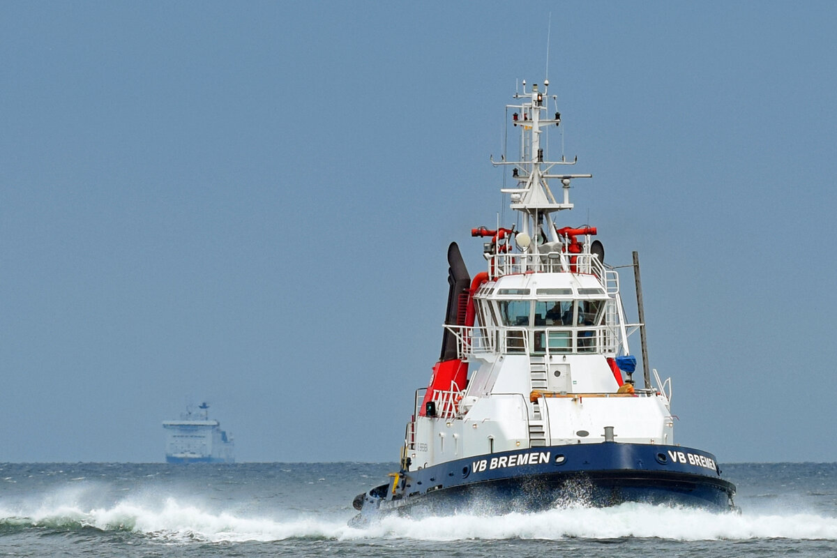 Schlepper VB BREMEN  (IMO 9211212) am 25.08.2021 in der Ostsee vor Lübeck-Travemünde. Im Hintergrund: TT-Line-Fährschiff TOM SAWYER