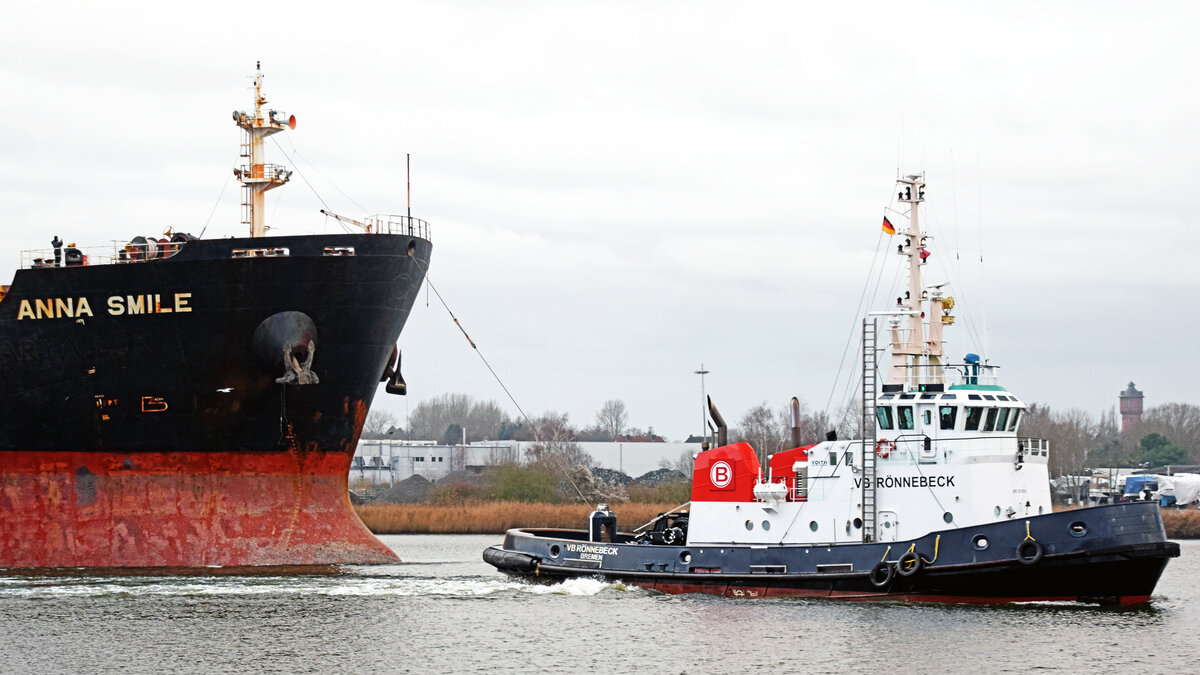 Schlepper VB RÖNNEBECK (IMO 7612620)am 11.12.2021 beim Bulk Carrier ANNA SMILE. Lübeck, unweit Nordlandkai