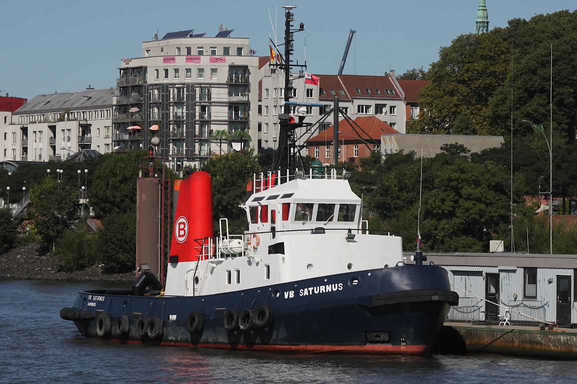 Schlepper VB SATURNUS (IMO 7719052); Eigner/Betreiber: Boluda; Datum: 19.08.2025; Aufnahmeort: Elbe/Hafen Hamburg, Deutschland.