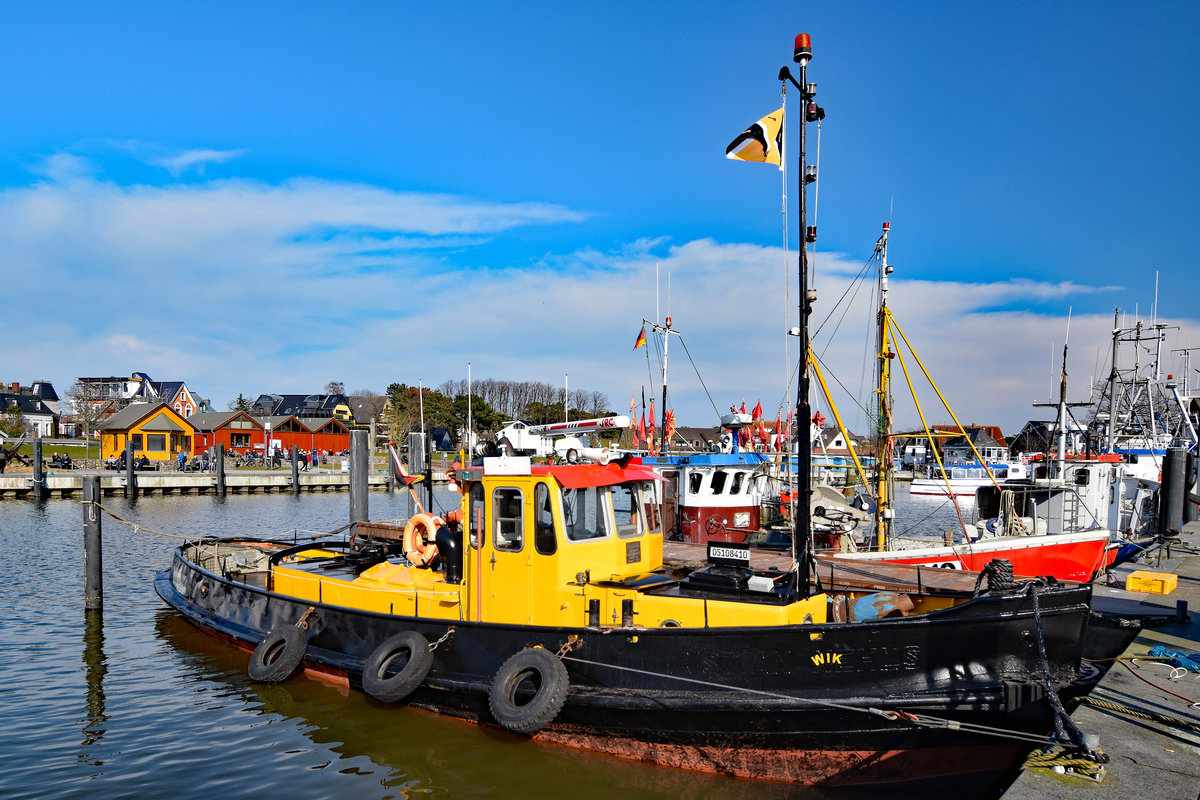 Schlepper WIK (ex CHRISTIAN NEHLS) am 30.3.2018 im Hafen von Niendorf / Ostsee.
Baujahr 1955, Bauwerft: Sietas, Neuenfelde, Bau-Nr.: 379, MMSI-Nr.: 211741680, Länge: 15.86 m, Breite: 4.35 m, Tiefgang: 2,14 m, Tonnage: 12,24 t, Pfahlzug: 3,20 