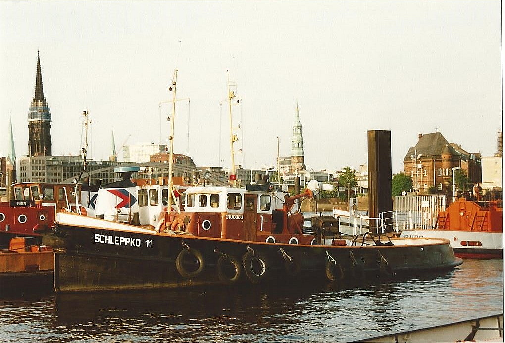 SCHLEPPKO 11 am 19.6.1992, Hamburg, Elbe, Schlepperponton Vorsetzen (scan vom Foto) / 
Ex-Namen: SÜD-AMERIKA IV, Hamburg Süd (1907-1955)  -  HAMMERBROOK, G. Jalass, Hamburg (1955)  -  SCHLEPPKO 11, Vereinigte Schleppkontor, Hamburg (1969)  -  TIGER Taubat A/S, Gressvik Norwegen (2009)  /
Schlepper / Lüa 17,94 m, B 5,38 m, Tg 2,37 m / 1956, neu, 1 Diesel 250 kW (340 PS) / gebaut 1907 bei Janssen & Schmilinsky, Hamburg
