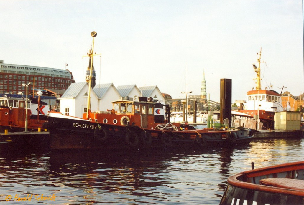 SCHLEPPKO 4 (ENI 5103720) am 19.6.1992, Hamburg, Elbe, am damaligen Schlepperponton Uberseebrücke /

Ex-Namen: SCHLEPPKO 4 (1969)(Schleppkontor, HH) > FINKENWÄRDER 1 (1964) > FINKENWÄRDER 3 (1960) (Heinrich Pahl, HH)  > MEINHOF (1952) > INSPEKTOR MEINHOF (1947) > BAUMWALL (Zolldampfer, Hauptzollamt Hamburg) (1934)

Schlepper / BRT 34 / Lüa 21,79 m,l B 5,46 m, Tg 2,47 m / 1 Diesel, Deutz Baujahr 1965, 368 kW (500 PS) / gebaut 1934 bei A. Pahl, Hamburg als Zolldampfer, 338 PSi / ? nach Holland verkauft, liegt in Zwolle zum Umbau / 

(scan vom Foto)
