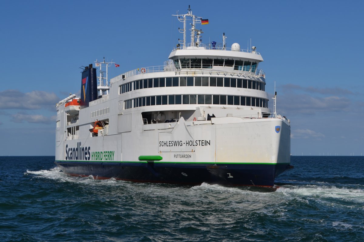 SCHLESWIG-HOLSTEIN vor der Mole, auslaufend Richtung Roedbyhavn. 25.05.2020