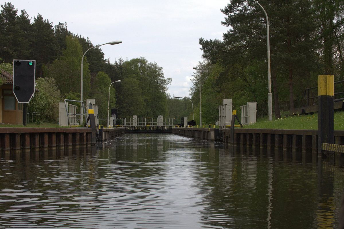 Schleuse Diemitz, Oberwasser, Müritz-Havelwasserstraße.14.05.2017 12:51 Uhr.
Die Tore öffneten sich nur für das RZ 85 des Fotografen.In der Saison sicht es hier anders aus.Verbindung Vilzsee-Großer Peetschsee, weiter zum Labussee