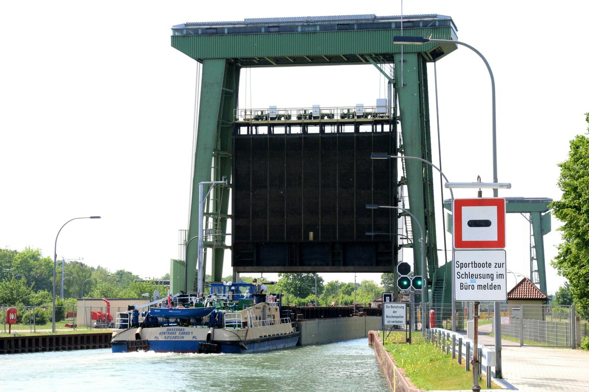 Schleuse Dorsten , gr. Kammer , Oberwasser , am 14.05.2018. Das SB Rentrans Cargo 1 (08355083 , 21,20 x 8,28m) schob 2 je 32,5m lange Leichter zur Talschleusung in die Kammer. 