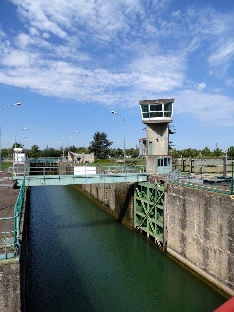 Schleuse Kembs-Niffer im Sdelsa, seit 1961 schafft sie die Verbindung vom Rhein-Rhone-Kanal zum Rheinseitenkanal, eine grere Neubauschleuse von 1995 in der Nhe bernimmt jetzt diese Aufgabe, Aug.2015