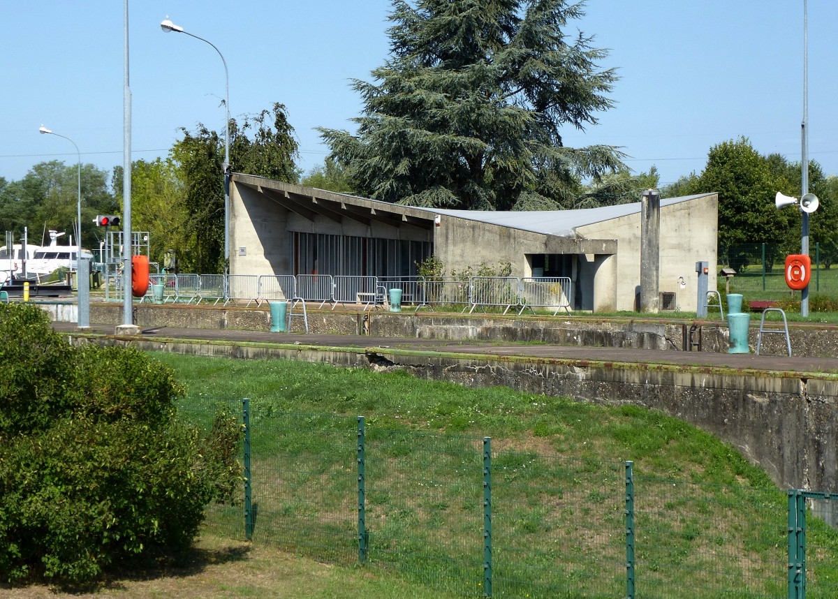 Schleuse Kembs-Niffer, das Verwaltungs-und Zollgebude vom berhmten Schweizer Architekten Le Corbusier, erbaut 1961, Aug.2015