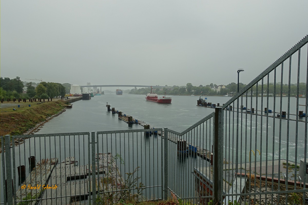 Schleuse Kiel-Holtenau bei strömendem Regen am 8.9.2022: ansteuerndes MS JAN/V  aus dem Kanal in die große Schleuse /