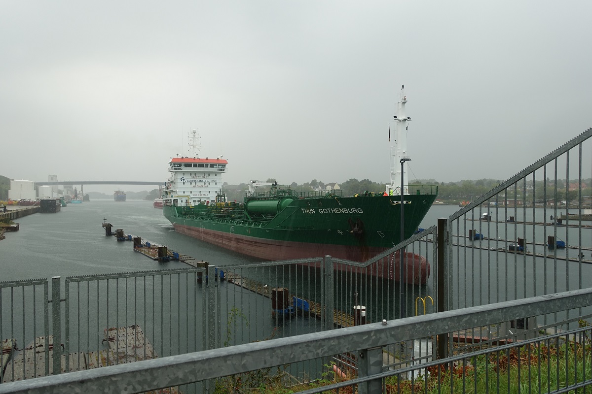 Schleuse Kiel-Holtenau bei strömendem Regen am 8.9.2022: ansteuernder Produktentanker THUN GOTHENBURG (IMO 9362140) aus dem Kanal in die große Süd-Schleusenkammer /