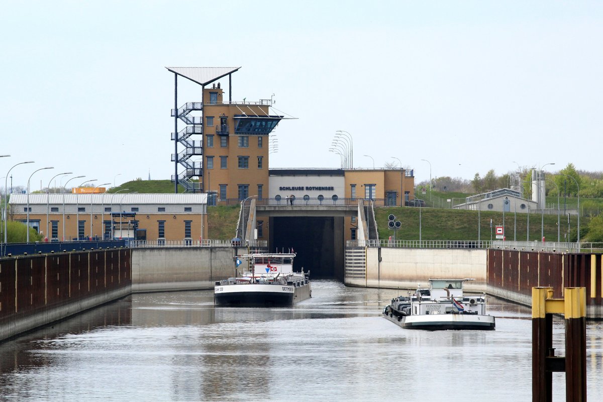 Schleuse Rothensee / Unterwasser am 28.04.2017 : TMS Dettmer Tank 120 (02336967) verläßt nach der Talschleusung die Kammer , GMS Reinmar (02315707) läuft zur Bergschleusung ein.