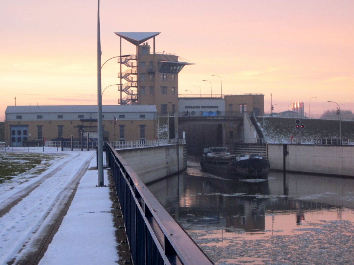 Schleuse Rothensee und Ausfahrendes GMS Gio-Ley (02313449) im letzten Tageslicht des 02.02.2014. Das Motorschiff fährt in den Rothenseer Verbindungskanal (RVK) ein.