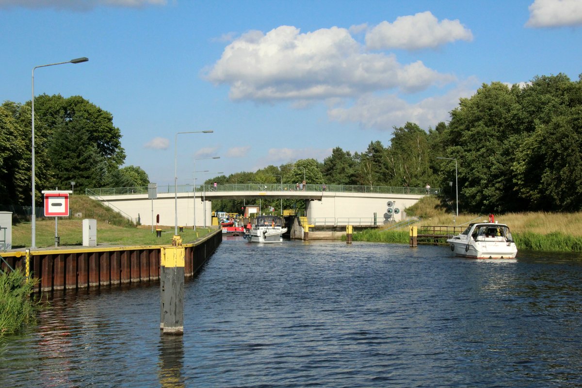 Schleuse Schönwalde im Havelkanal am 06.07.2018. Blick von West nach Ost. Ein Schubverband war in die Kammer eingefahren und da noch Platz war rückten Sportboote nach. 