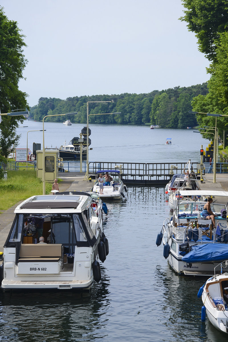 Schleuse Woltersdorf - Blick von der Schleusenbrücke über die Schleusenanlage zum Flakensee. Aufnahme: 10. Juni 2019.