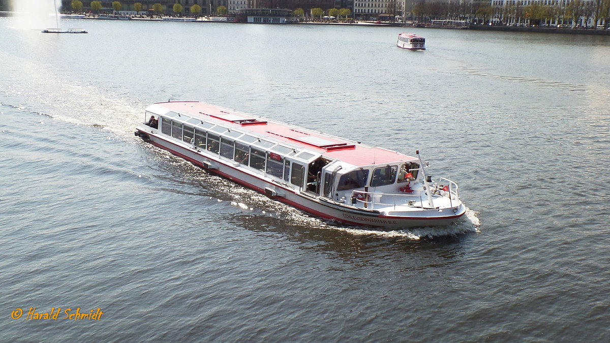 SCHLEUSENWÄRTER S.C. am 1.5.2016, Hamburg, Binnenalster vor der Lombardsbrücke  /

Barkasse / Lüa 24,72 m, B 5,22 m, Tg 1,26 m / Diesel-Elektrisch,  225 kW, an der Welle 90 kW / Sitzplätze: 99 im Inneren, 16 in der Laube / Baujahr 1990 / Zulassung als Hafenschiff / 
