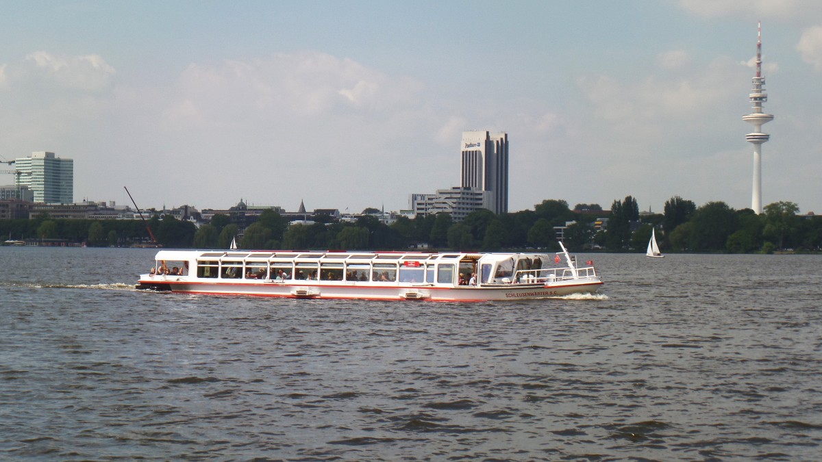 SCHLEUSENWÄRTER S.C. am 29.6.2015, Hamburg, Außenalster Höhe „Schöne Aussicht“ /
Barkasse / Lüa 24,72 m, B 5,22 m, Tg 1,26 m / Diesel-Elektrisch,  225 kW, an der Welle 90 kW / Sitzplätze: 99 im Inneren, 16 in der Laube / Baujahr 1990 / Zulassung als Hafenschiff / 

