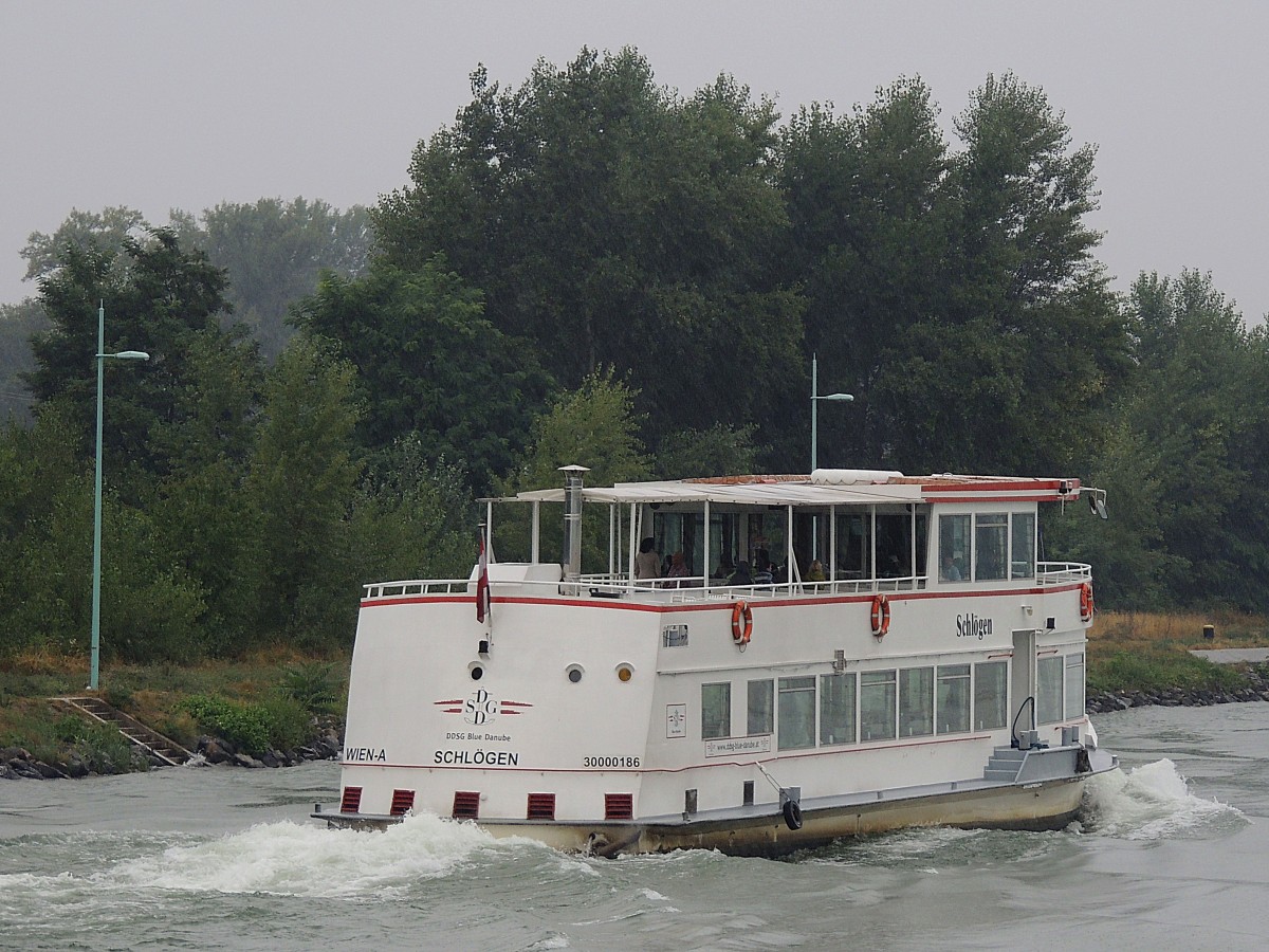 SCHLGEN(30000186; L=30; B=7m; 868PS) befrdert bei Wien, und tristem Sommerwetter sicher weniger als die max.Passagieranzahl von 250; 130825