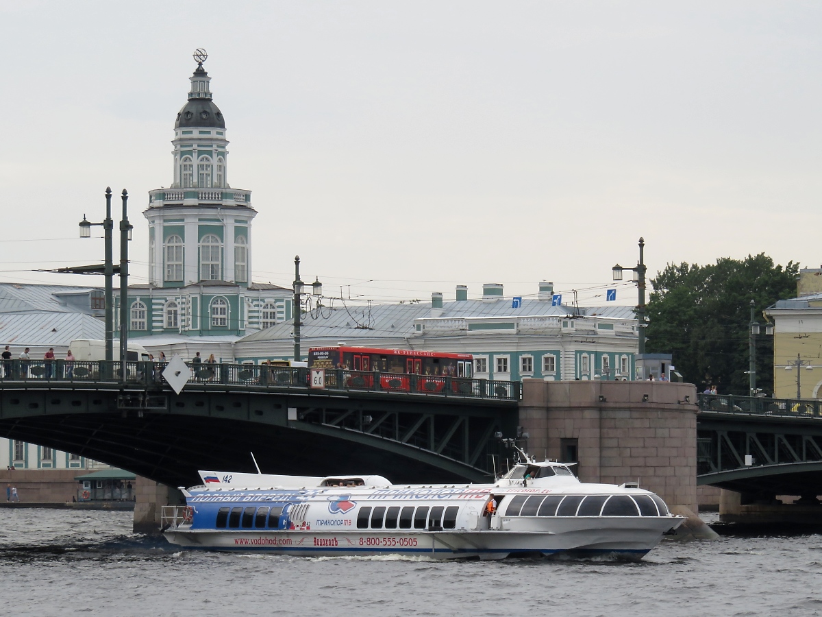 Schnellboot 142 unterquert gerade die Palastbrücke in St. Petersburg, 12.8.17 