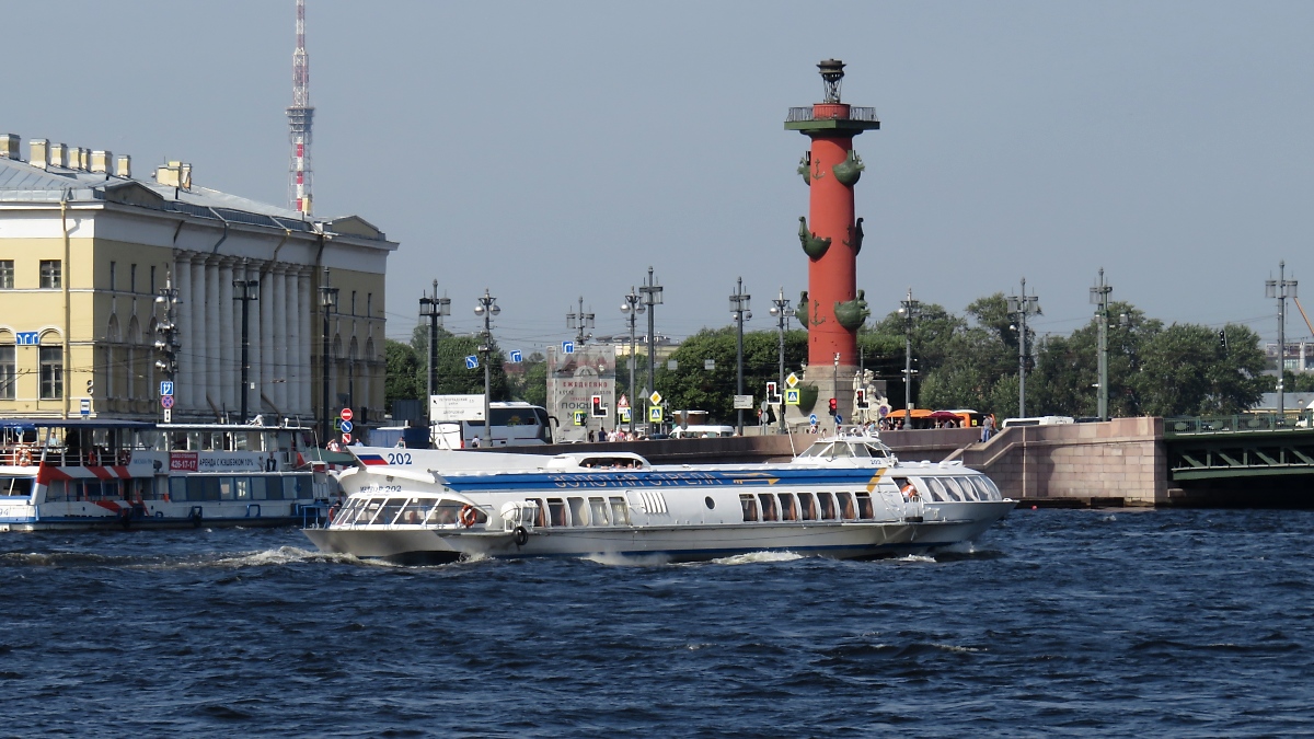 Schnellboot 202 auf der Newa vor der Columna rostrata an der Palastbrücke in  St. Petersburg, 12.8.17 