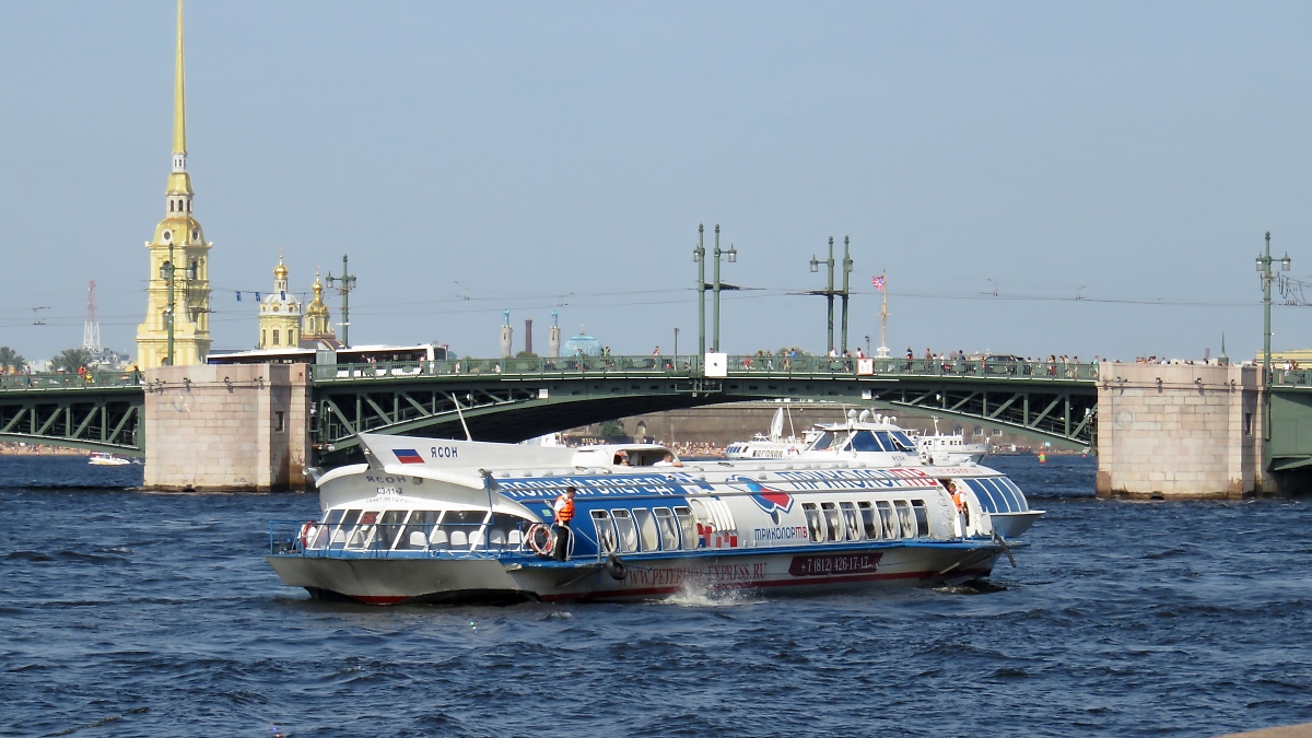 Schnellboot 202 des Peterhof-Express auf der Newa vor der Palast-Brücke in  St. Petersburg, 12.8.17