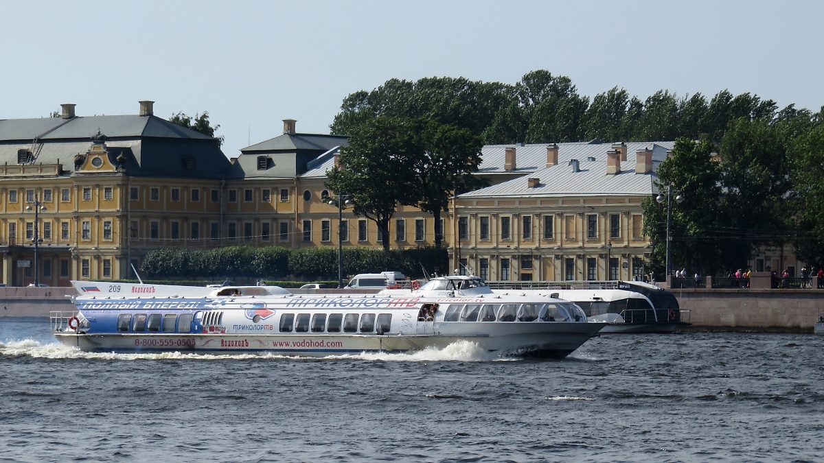 Schnellboot 209 auf der Newa vor dem Menschikow-Palais in  St. Petersburg, 12.8.17