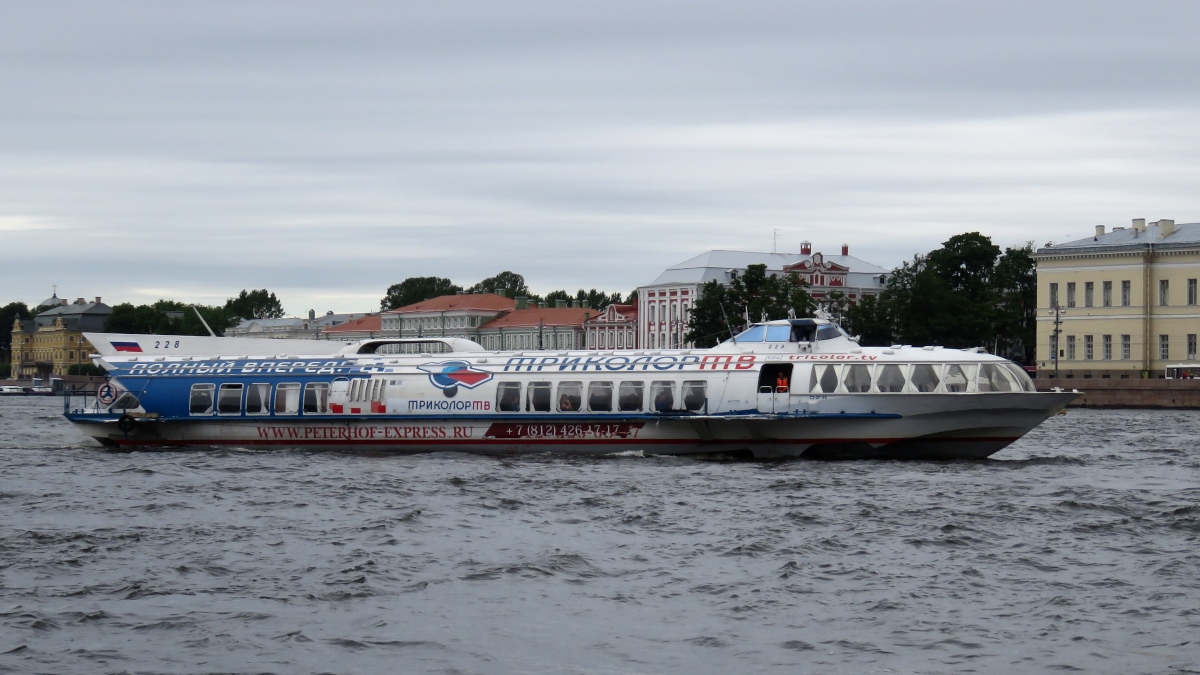 Schnellboot 228 des Peterhof-Express auf der Newa in St. Petersburg, 16.7.17