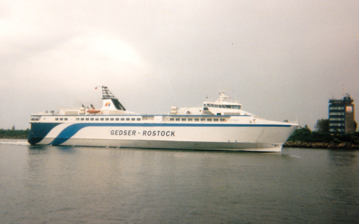 Schnellfähre  Berlin Express  bei der Einfahrt in den Rostocker Hafen 1996. Digitalisiertes Foto vom Kleinbild.