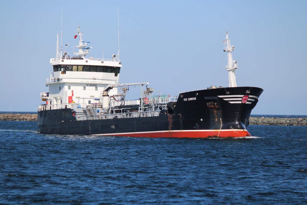 Schon beim Frühstück wurde die Fox Sunrise auf ihrem Seeweg von Travemünde nach Rostock über MarineTraffic beobachtet,gegen 12:29 Uhr kam sie in Warnemünde rein.19.03.2022