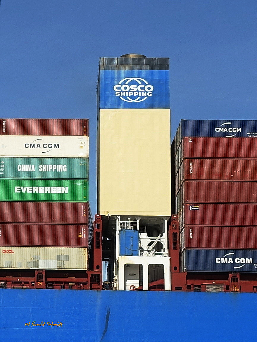 Schornsteinmarke der China COSCO Shipping Corp. an der CSCL URANUS (IMO 9467304) am 22.2.2021 Hamburg einlaufend, Unterelbe Höhe Finkenwerder /