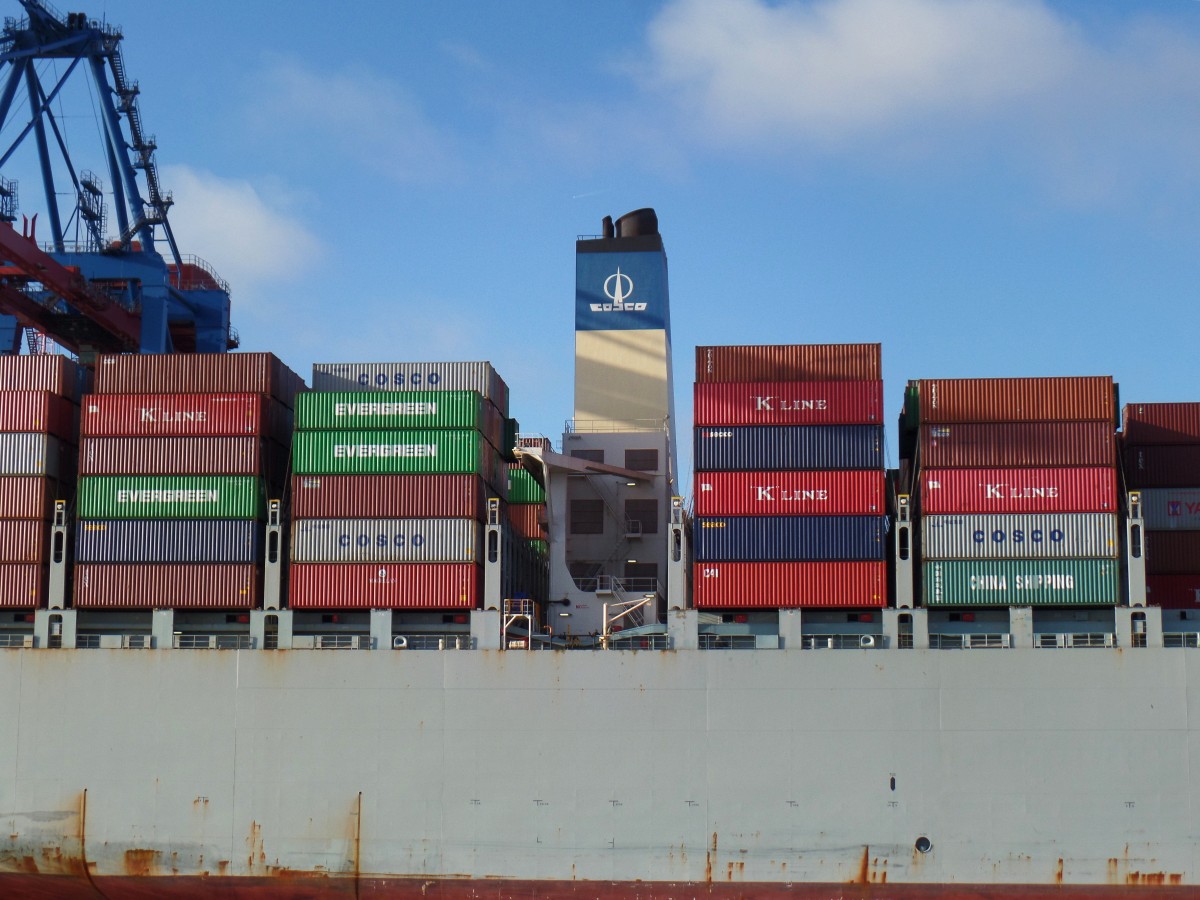 Schornsteinmarke der COSCO FAITH (IMO 9472141) am 8.11.2015, Hamburg, Tollerort Container Terminal / 
Containerschiff / BRZ 141.823  / Lüa 366 m, B 48,2 m, Tg 15,5 m / 1 Diesel, MAN B&W, 68.840 kW (93.596 PS), 1 Propeller, 24,7 kn / 13.092 TEU, davon 1000 Reefer /  gebaut 2012 bei Hyundai Heavy Industries, Süd Korea / Flagge und Heimathafen: Hong Kong / 
