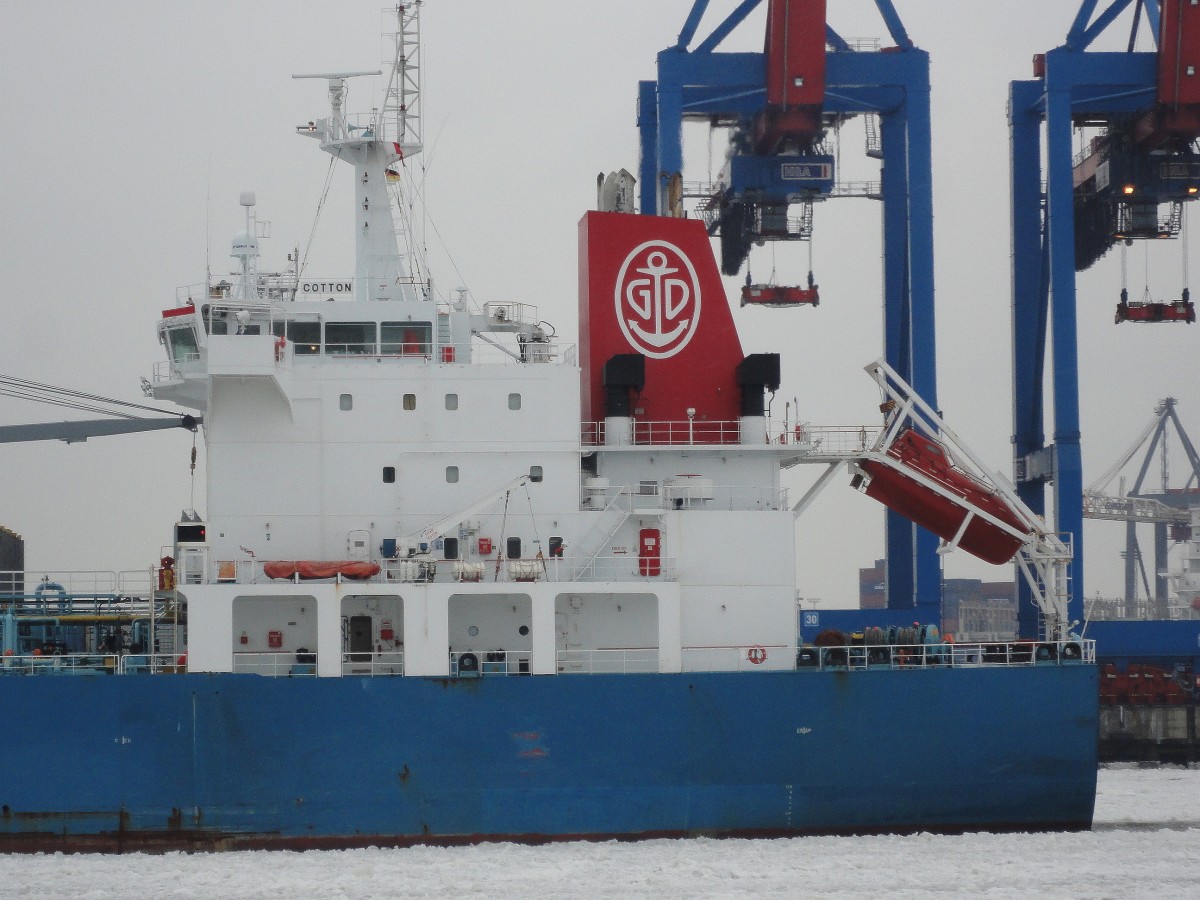 Schornsteinmarke der Geden-Lines, Istanbul, Türkei / 
COTTON (IMO 9380350) am 7.2.2012, Hamburg einlaufend, Höhe Athabaskakai  /
ex SKY /
Produkten- + Chemikalientanker / BRZ 23.248 / Lüa 184,32 m, B 27,4 m, Tg 11,5 m / 1 MAN B&W-Diesel / gebaut 2007 in Süd-Korea / Flagge: Malta, Heimathafen: Valletta /
