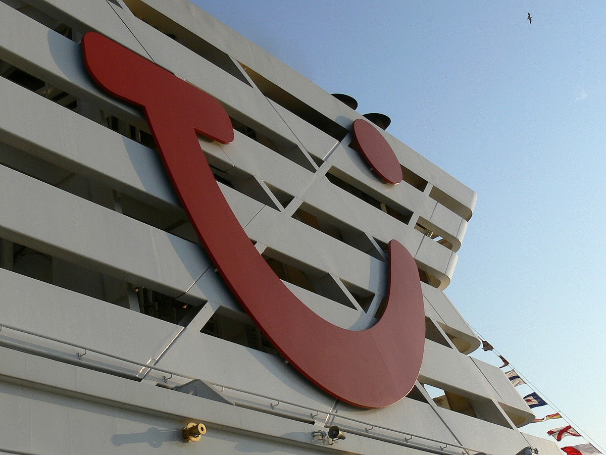 Schornsteinmarke der Reederei TUI Cruises am 11.11.2012 auf Mein Schiff 2 im Hafen von Dubei