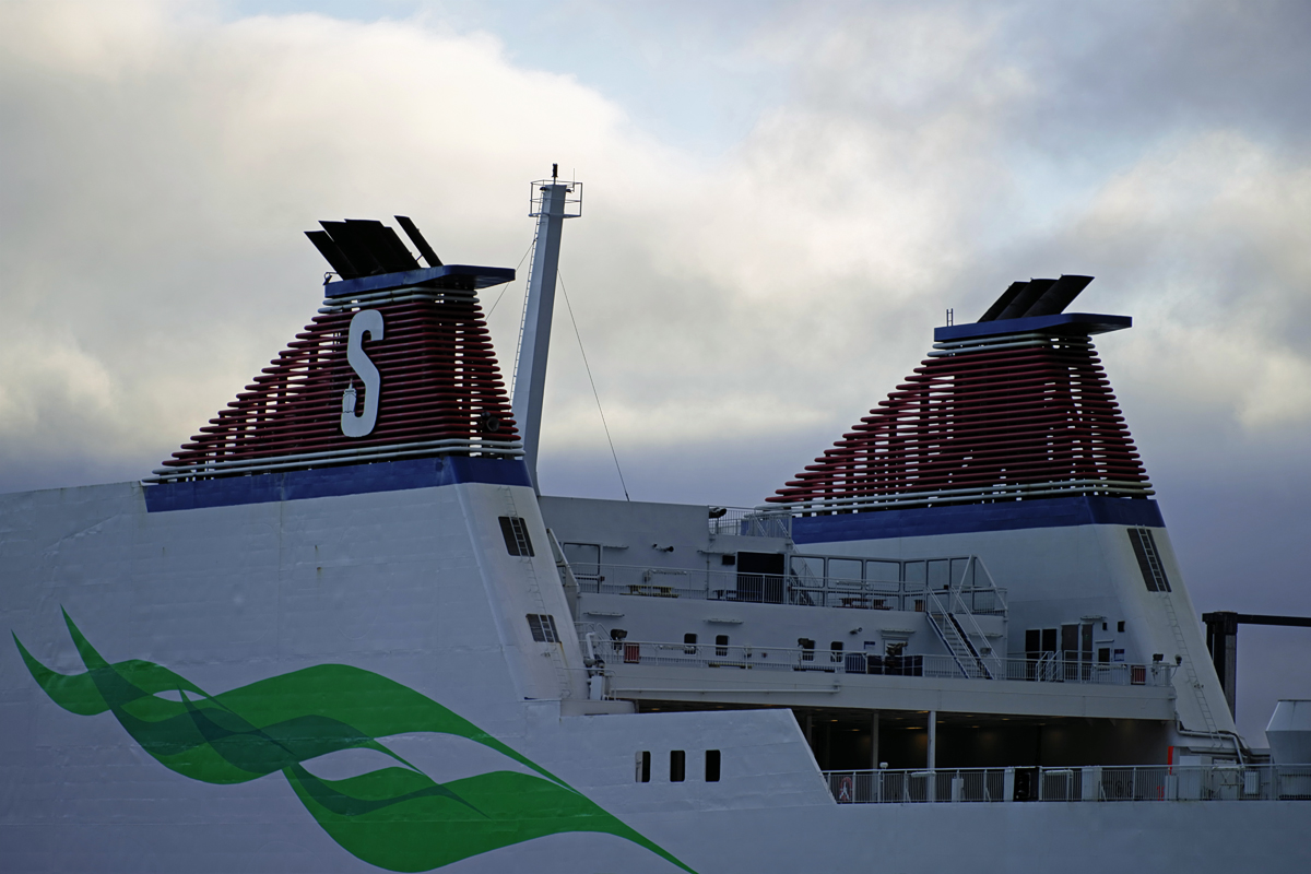 Schornsteinmarke der Stena Line Fähre MECKLENBURG VORPOMMERN (IMO 9131797). Gesehen im Fährhafen Sassnitz Mukran. - 28.12.2018