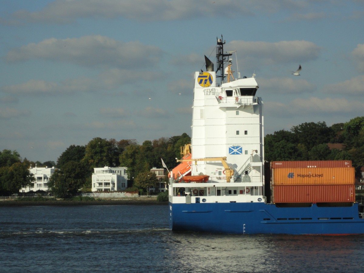 Schornsteinmarke der 
TRANS JORUND bis 10.2013 (IMO 9349227) am 1.10.2013, Hamburg, einlaufend, Höhe Teufelsbrück /
ex ASTRORUNNER bis 03.2007 / ab 10.2013 wieder ASTRORUNNER /
Feederschiff / BRZ 7.720 / Lüa 141,58 m, B 20,6 m, Tg 7,3 m / 1 Caterpillar-Diesel, 8.000 kW, 10.879 PS, 18,5 kn / TEU 809, davon 14 Reefer / Flagge: Antigua und Barbuda, Heimathafen: St. John´s / gebaut 2007 in NL  / 
